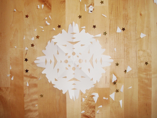 Fabriquer un flocon de neige en papier | MOMES