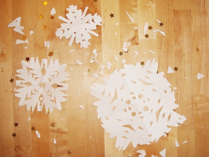 Fabriquer un flocon de neige en papier | MOMES